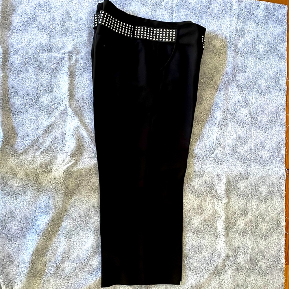Larry Levine Women’s Capri Pants w/studded belt